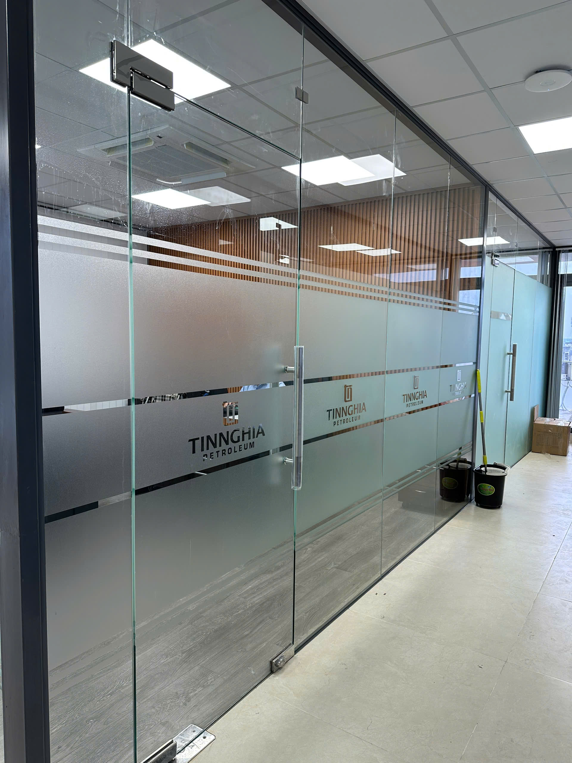 Dịch vụ dán decal kính tại Hồ Chí Minh